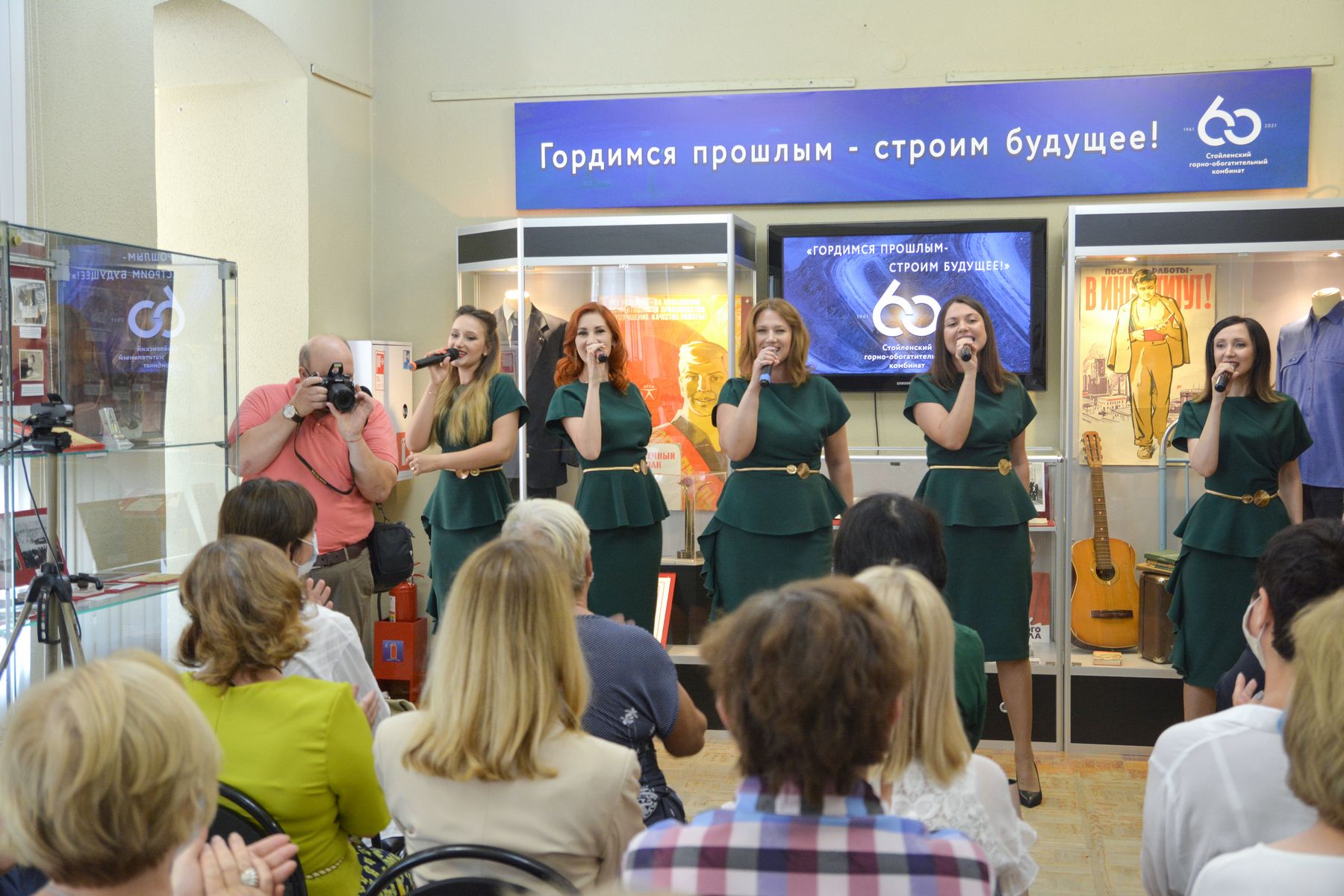 Презентация выставки «Гордимся прошлым – строим будущее» | 30.06.2021 | Старый  Оскол - БезФормата