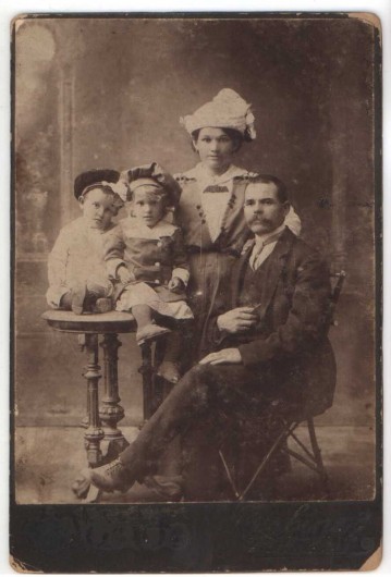 Первый директор Песчанского спиртзавода винокур Якоб Иван Иванович с женой и детьми