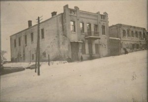 Разрушенное здание одного из цехов Старооскольского механического завода 1943 г.