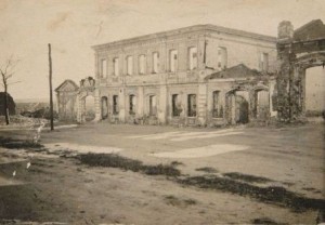 Разрушенное здание аптеко-базы на Советской площади. 1943 г.