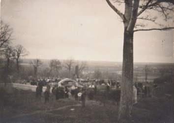 Перезахоронение павших в братскую могилу на городском кладбище. 1943 г. Обелиск, установленный на братской могиле (не сохранился)
