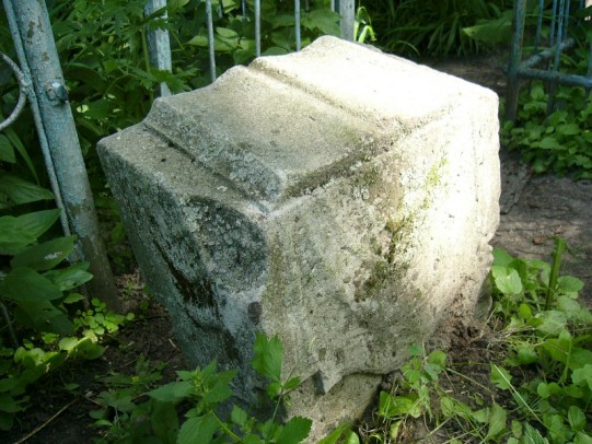 Памятник в виде раскрытой книге на Стрелецком кладбище