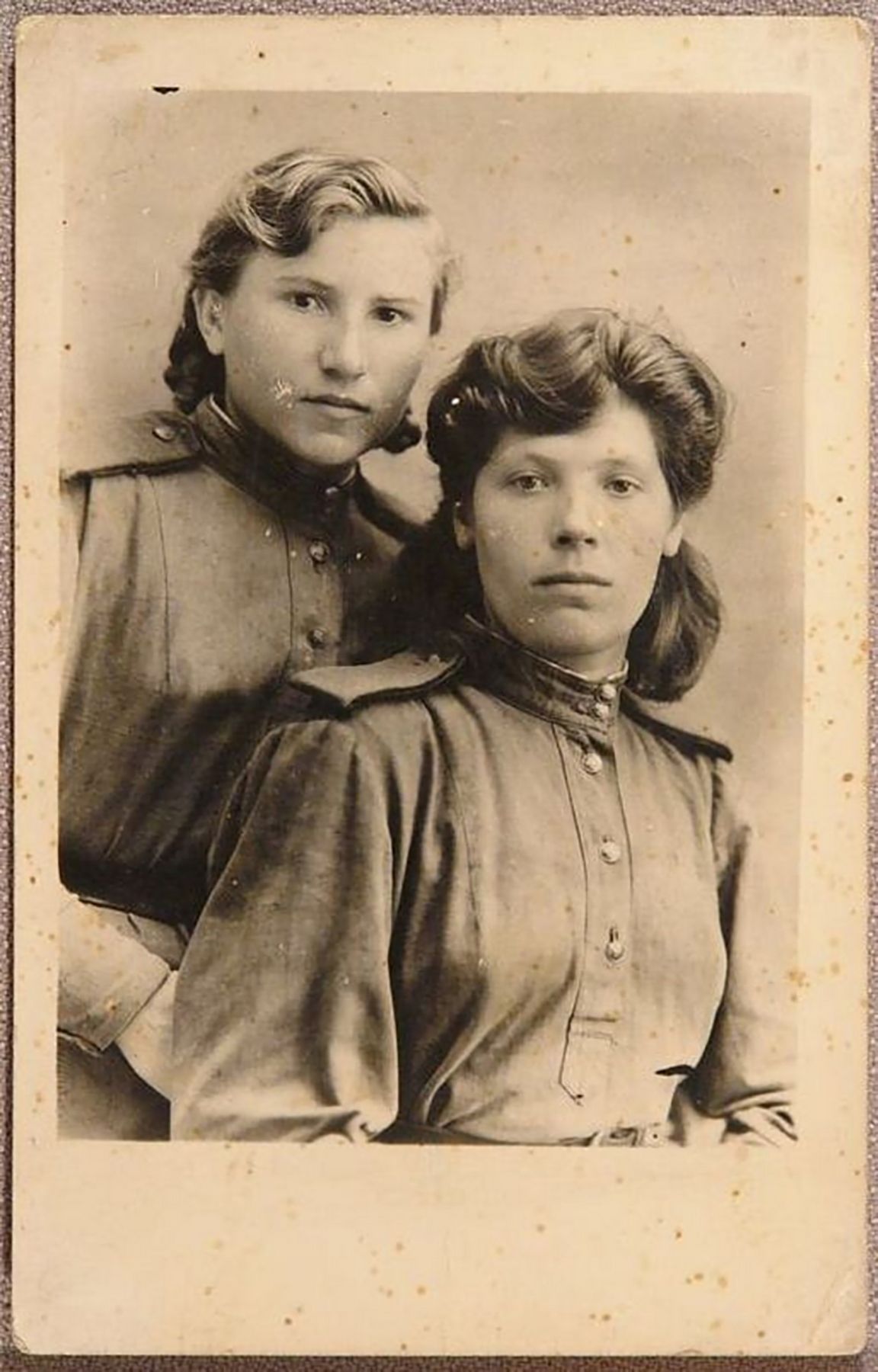 Мария Теплова (слева) 1945 год