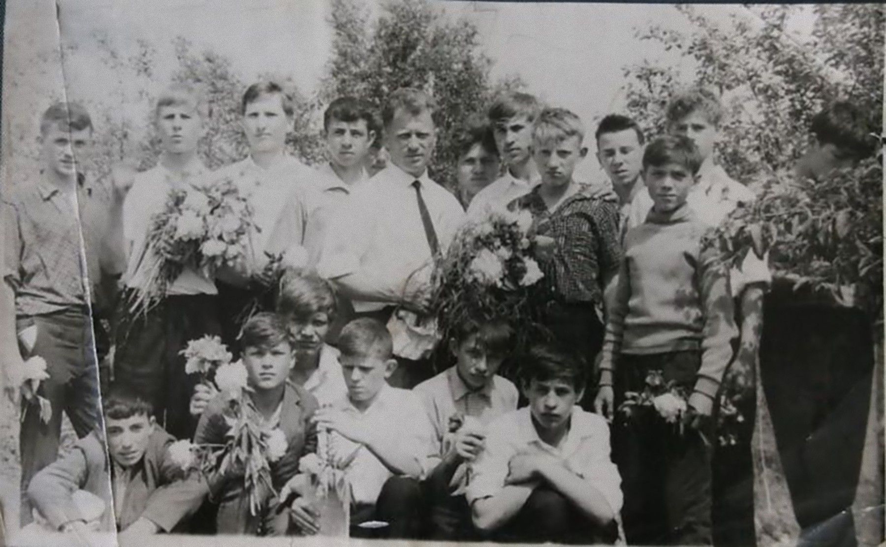 А.М. Гайдук с учащимися школы № 102. 1975 г.