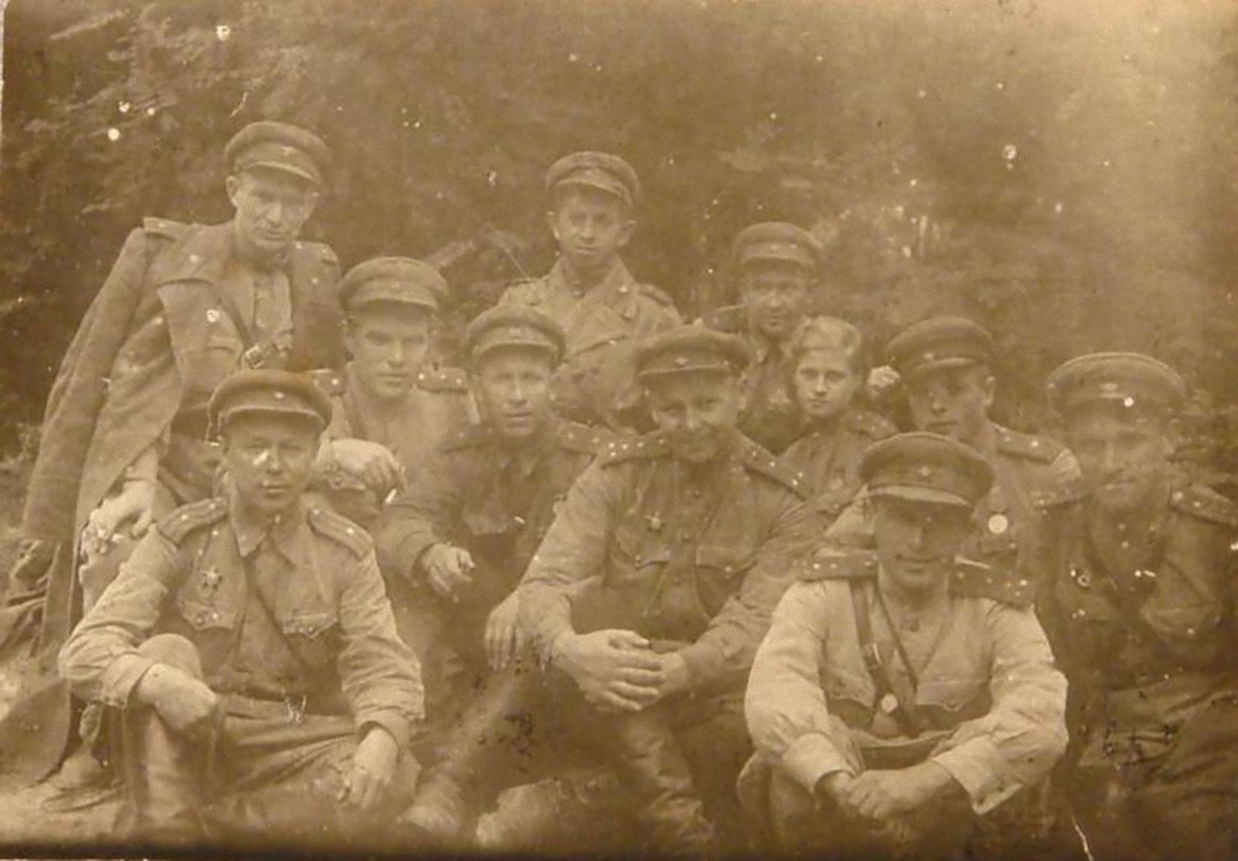 С.И. Коновалов (второй справа в первом ряду) с боевыми товарищами. 1943 г.