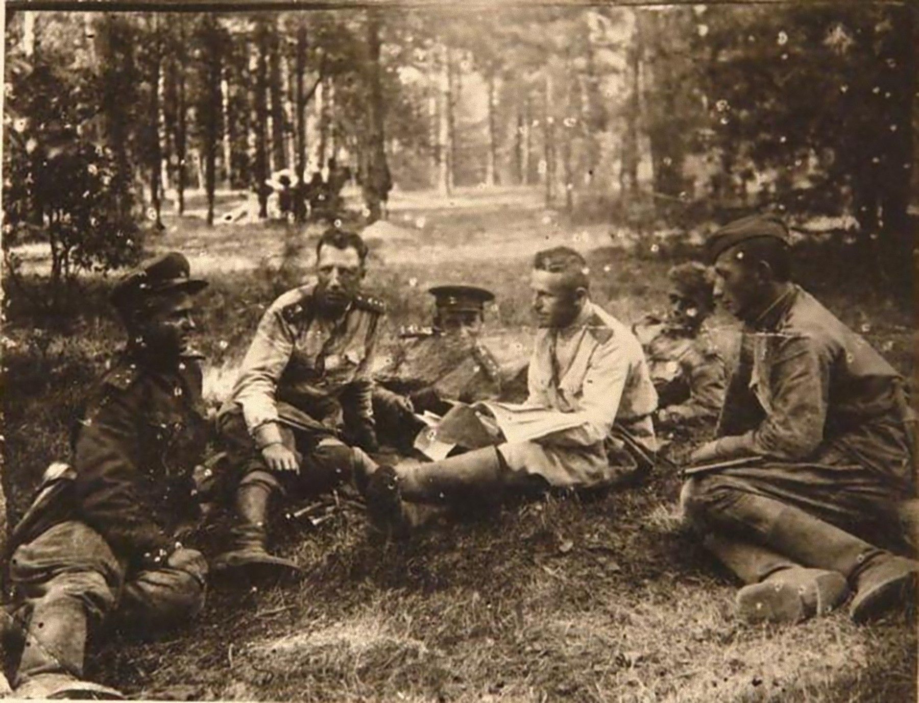 С.И. Коновалов (второй справа)  на заседании дивизионной партийной комиссии.  1943 г