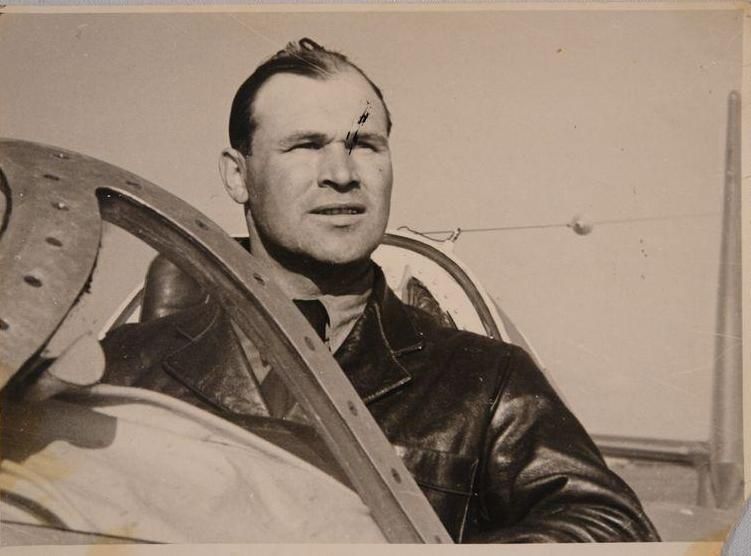 А.А. Апилов в кабине самолета ПЕ -2. 1950-е гг.