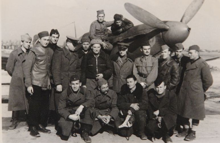 Группа советских летчиков-инструкторов с югославскими летчиками. Среди них 6-й справа И.А. Черкашин. 1945 г.