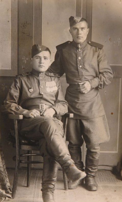 Иван Сергеевич Мозговой (слева). 1945 г.
