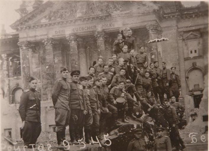Однополчане А.А. Апилова в Берлине у стен Рейхстага. 1945 г.